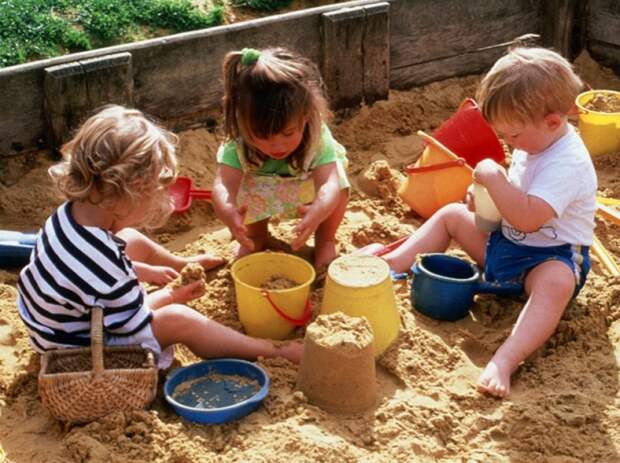 Детские игры в песочнице