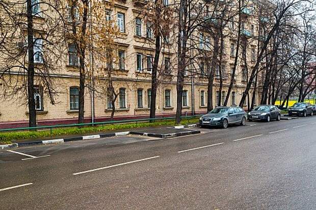http://www.zr.ru/content/news/832976-Дефицит парковочных мест часто создается искусственно. Например. в Жуковом проезде – непонятные асфальтовые языки посреди специально сделанного кармана.