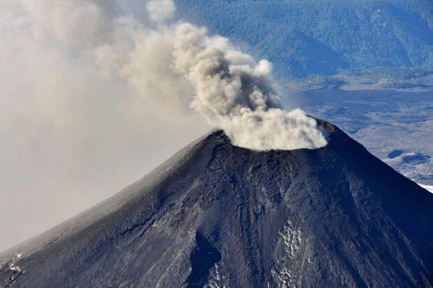 Выброс парниковых газов и вулканического пепла говорят о том, что вулкан Вильяррика находится в преддверии мощного извержения.
