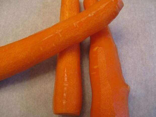 отчищаем морковь от кожуры