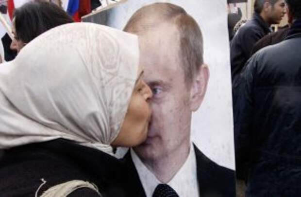 Сирийка целует портрет Путина