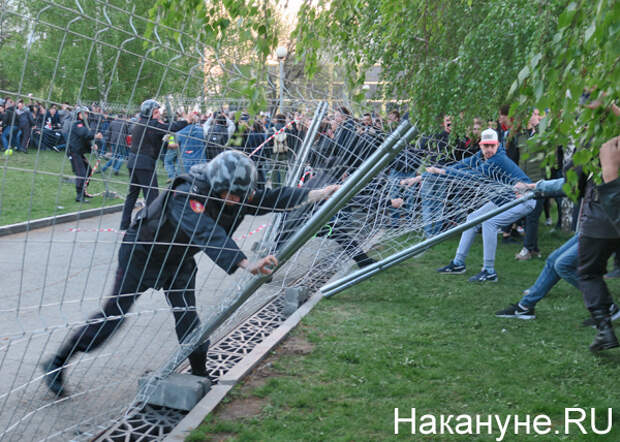 митинг против строительства храма в сквере у Театра драмы, полиция, забор, Екатеринбург(2019)|Фото: Накануне.RU