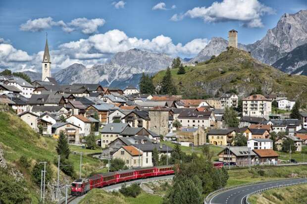 Линия одноколейного пути в Кантоне Graubunden, Швейцария.