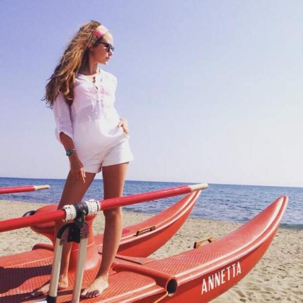 Красавица Стеша публикует в «Инстаграме» свои снимки на фоне голубого моря.
