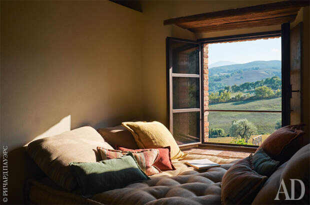Гостевая спальня. У окна, словно обрамляющего умиротворяющий пейзаж, устроена созданная по дизайну Элоди Сир кушетка для дневного отдыха.