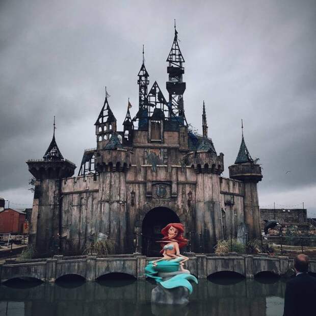 В Великобритании открылся мрачный «Диснейленд» - Dismaland (21 фото)
