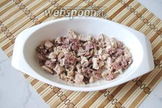 Варёное мясо отделить от костей, шкурки, хрящей. Должна остаться чистая мякоть. Мясо мелко нарезать и выложить в тарелки.