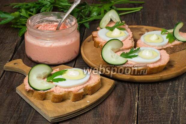 Фото Бутерброды с икрой мойвы, яйцом и свежим огурцом