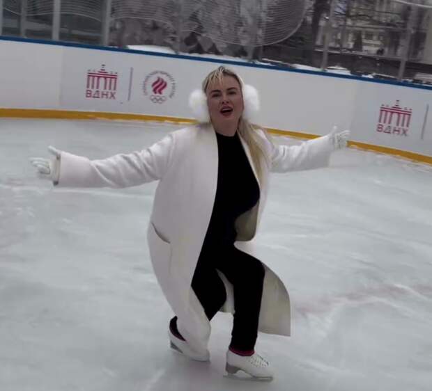 Певица Семенович вышла на лед и пошутила о поездке на следующую Олимпиаду