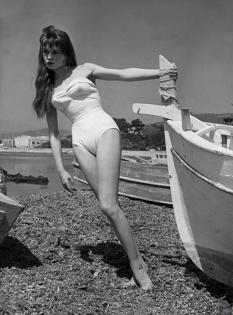 Hairy retro model teen