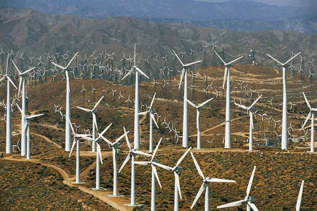 17. Ветряные мельницы, преграждающие путь возле Палм-Спрингс, Калифорния, США