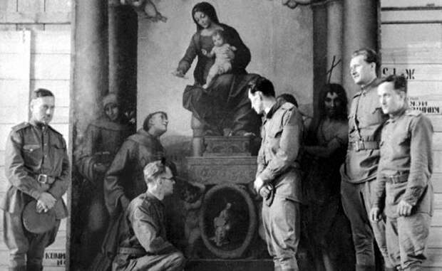 Все 750 картин, спасенные советскими людьми от неминуемой гибели, были возвращены Дрездену. На фото: Пильниц. Май 1945 года. Здесь велись реставрационные работы. Советские искусствоведы возле картины Корреджо "Мадонна со св. Франциском"