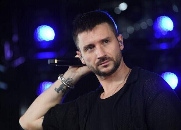 Резко помолодевший Лазарев устроил танцевальный баттл с роботом