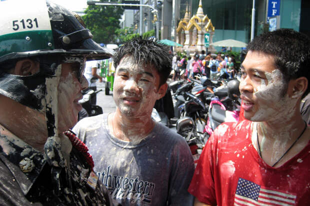 Тайский полицейский, обмазанный тальковой пастой в Сонгкран