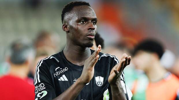 Марокканские болбои во время финала Кубка Африки пытались забрать полотенце у голкипера Сенегала Менди