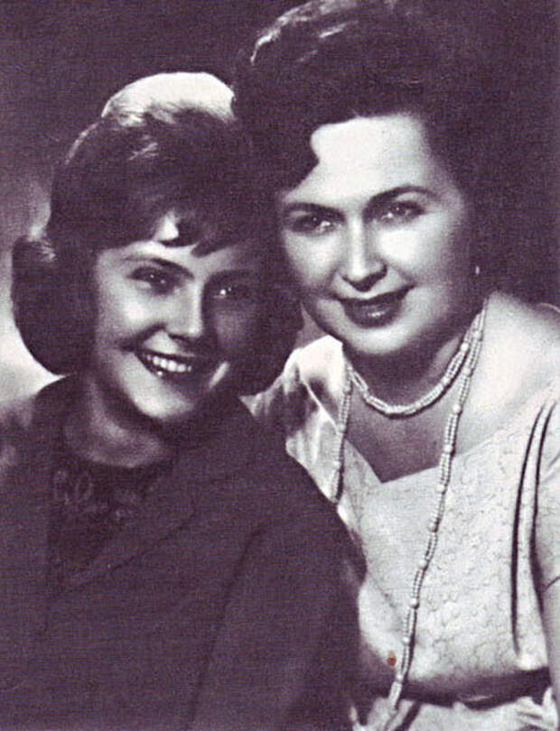 Нина Маслова с матерью. Фото: kino-teatr.org