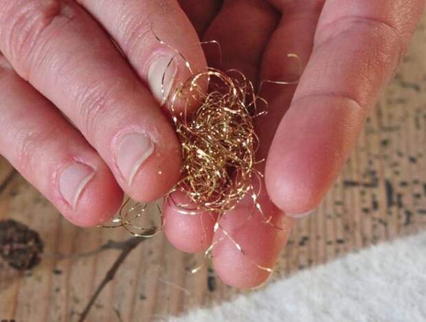 Возьмите небольшое количество золотистой проволоки и пальцами сформируйте маленький плотный шарик.