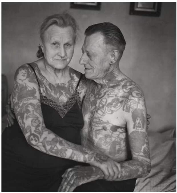 У вас есть татуировки Посмотрите как они будут выглядеть в старости.