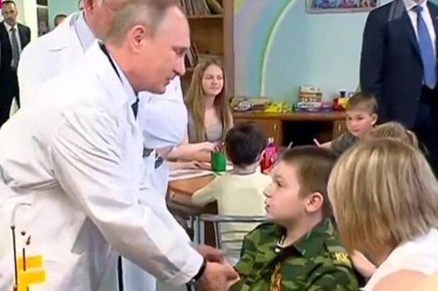 Путин сделал россиянами раненого в Донбассе Ваню Воронова и его маму Путин сделал россиянами раненого в Донбассе Ваню Воронова и его маму