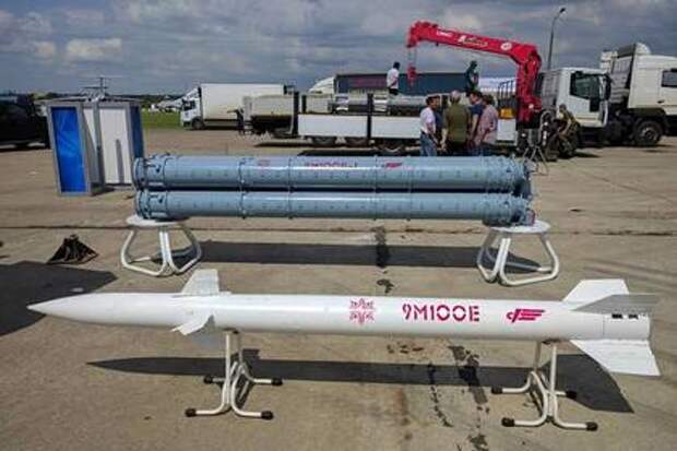 Макет ЗУР 9М100 и транспортно-пусковой контейнер
