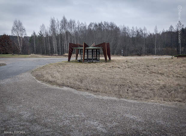 Канадский фотограф проехал 30 000 км, снимая советские автобусные остановки