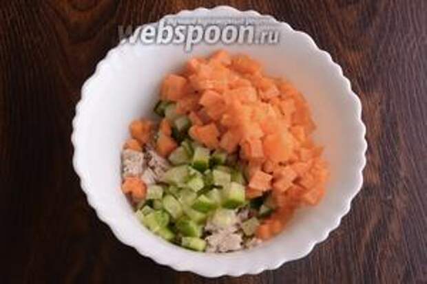 Кладу нарезанные кубики моркови.