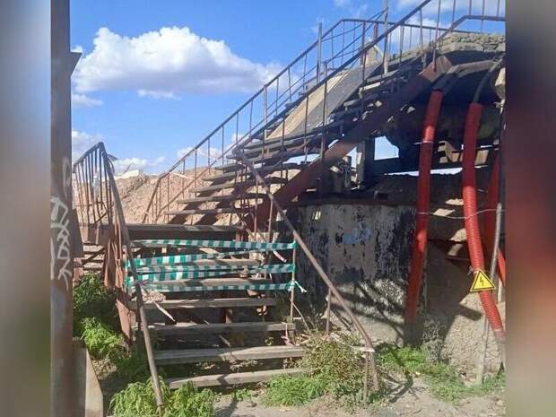 Проход по аварийному мосту на Аянской запрещен