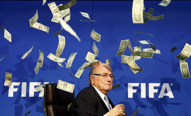 Июль-2015, штаб-квартира ФИФА в Цюрихе. Британский комик Ли Нельсон швыряет пачку долларов в Блаттера – за чемпионат мира в Северной Корее. факты, фотографии, юмор