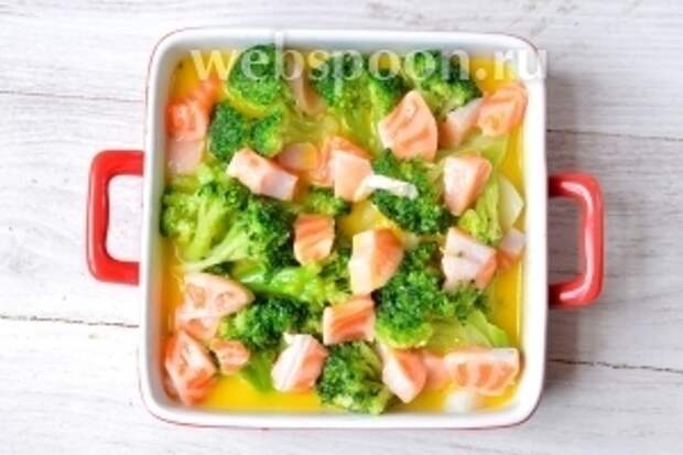 Заливаем содержимое яичной массой со сливками.