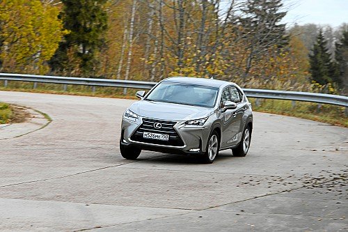 Lexus, как и BMW, почти не кренится в ходовых поворотах, но в пределе охотно плужит тяжелым передком. У него развесовка 58:42 в пользу передней оси.