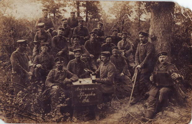 Немецкие солдаты где-то в Аргонах позируют фотографу, а заодно в кадр угодила и бутылка вина. Судя по надписи на щите, воины справляют Троицын день. tumblr.com - «У нас здесь много вина, мы пьём его как воду…» | Военно-исторический портал Warspot.ru