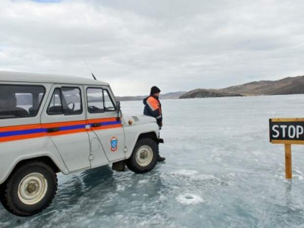 Женщина и ребенок погибли, провалившись на машине под лед на Байкале 