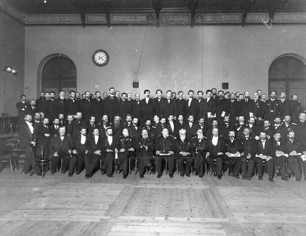 1906. Группа выборщиков в Первую Государственную думу в зале Соляного городка