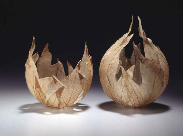 Невесомые чаши и вазы из скелетированных листьев: Чтобы придать правильную форму чашам, художница использует специальную бумагу Kozo. Готовые изделия расписывает акварельными красками и аэрозолями Krylon. Результат получается