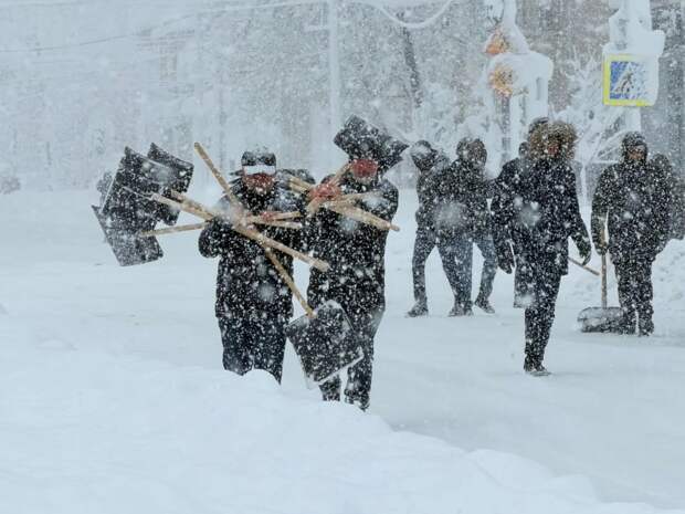 В Майкопе на уборку территорий от снега вышли молодёжный актив и представители органов власти