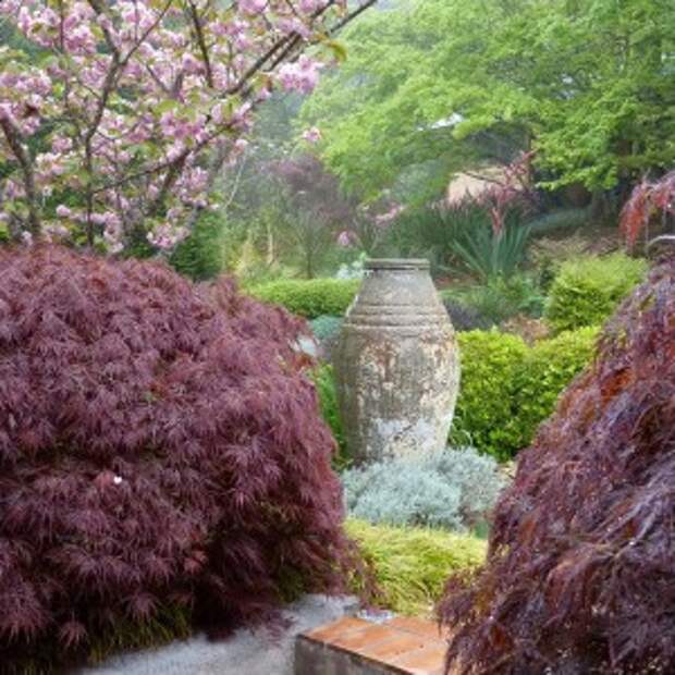 creative-use-large-pots-and-containers-in-garden11-1