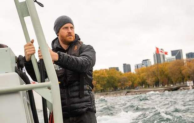 Принц Гарри на лодке