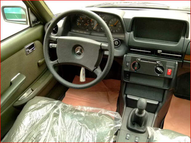Новенький законсервированный Mercedes-Benz E-class W123 (3)