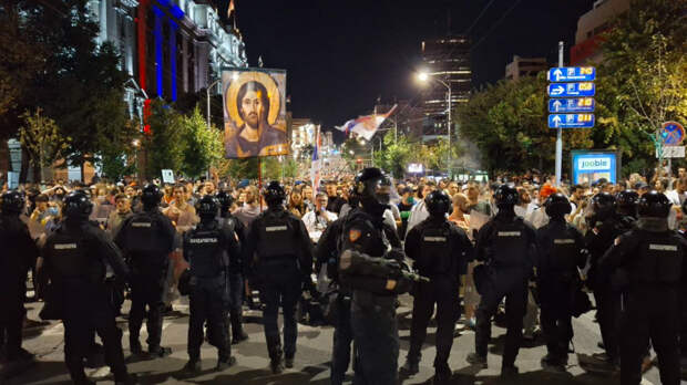 Ожесточенное противостояние: протестующие в Сербии нападают на полицейских