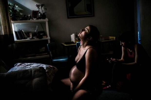 Фотограф снимал, как его девушка рожает в домашних условиях. Последние кадры самые сильные!