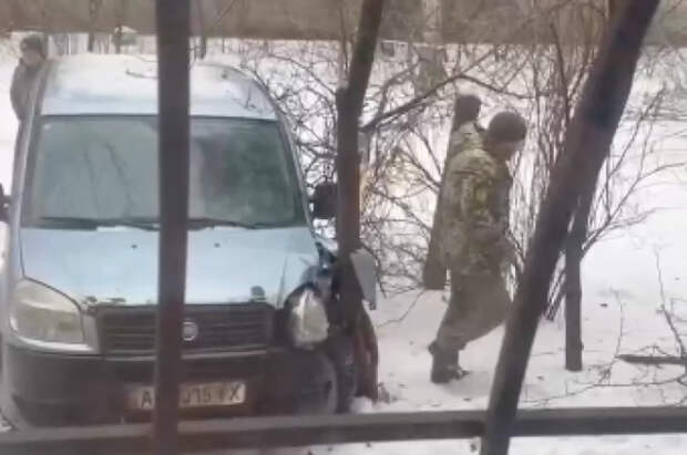 В Киеве гнались и врезались в дерево: автомобиль ТЦК попал в ДТП