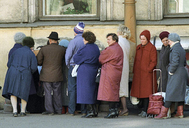 Очередь около магазина «Мясо» во время тотального дефицита товаров в СССР в начале 90-х годов