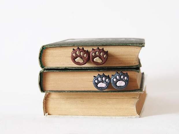 закладки в виде ног, торчащих из книги