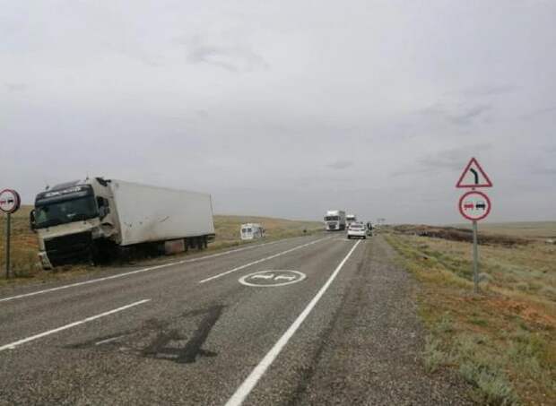 В Калмыкии шесть человек погибли в страшной аварии с грузовиком