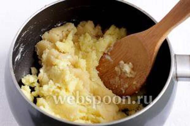 Добавить картофельное пюре, размешать до однородности.