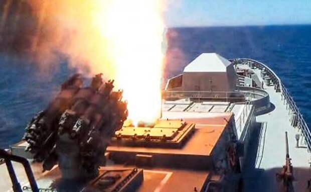 На фото: пуск ракеты "Калибр" с фрегата Черноморского флота.