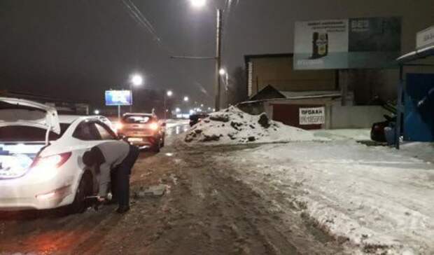 Соцсети: в Оренбурге три автомобиля повредили колёса из-за ям на улице Беляевской