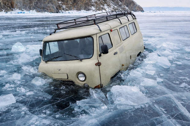 "Буханка" с китайскими туристами ушла под лед на Байкале: погибли семеро