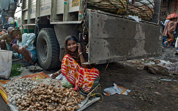 Продавщица имбиря и чеснока в Индии