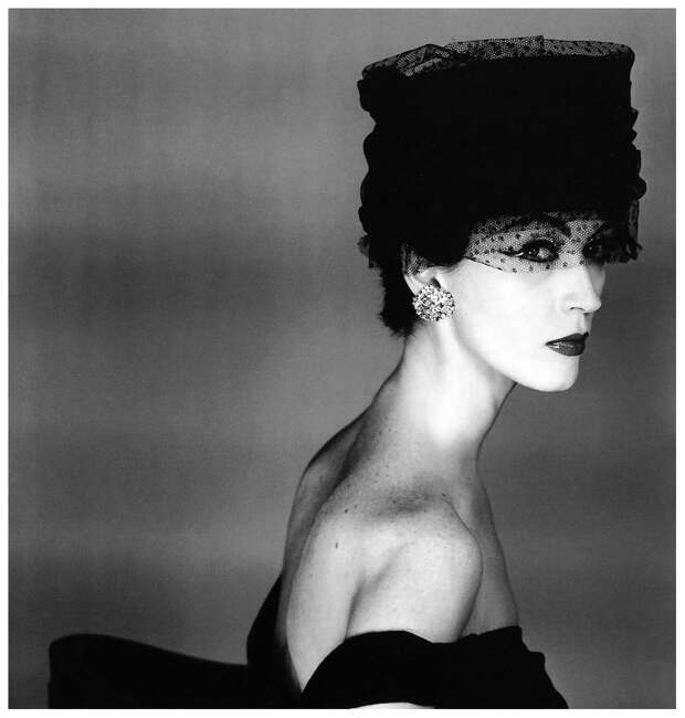 Dovima, hat by Svend for Madeleine de Rauch, Paris studio, French Vogue, 1956 Photo Henry Clarke.jpg
